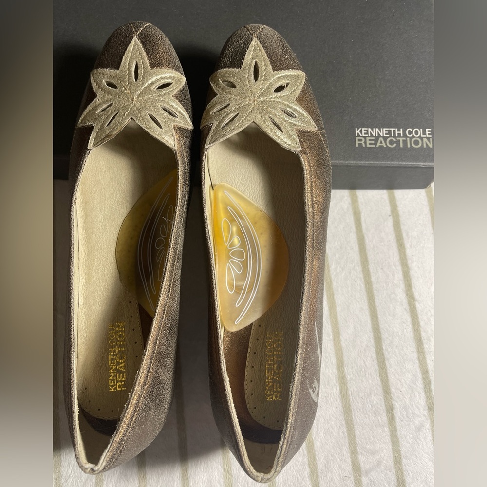 Kenneth Cole Bronze Leather Flats 6M clearance any two pairs $35